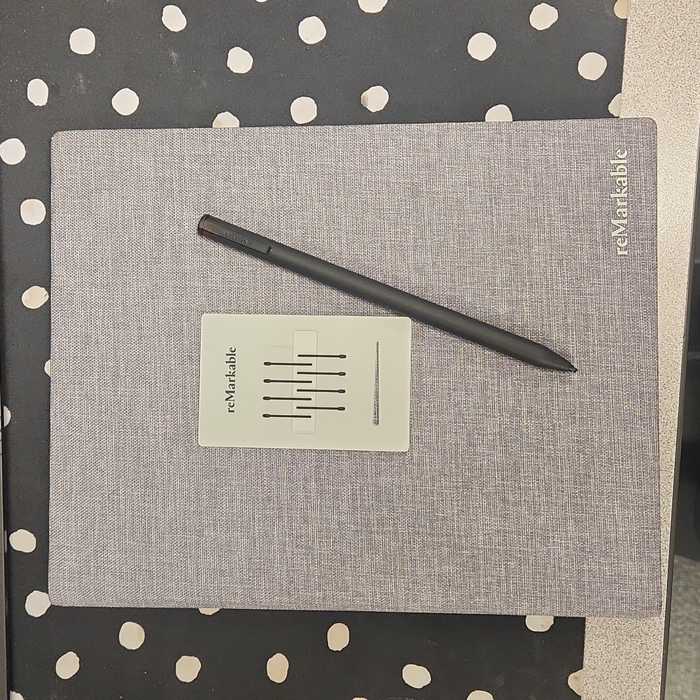 Remarkable 2 with cover, magnetic pen and refill tips